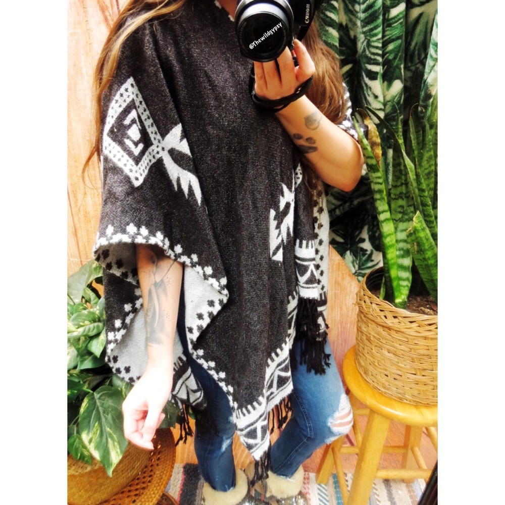 Reversible western boho aztec fringe kimono 🍂 - Picture 3 of 6